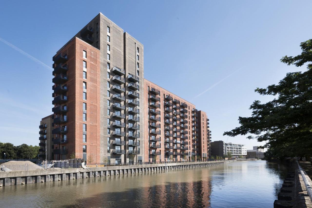 Modern Studios And Apartments At Barking Wharf In Лондон Екстер'єр фото