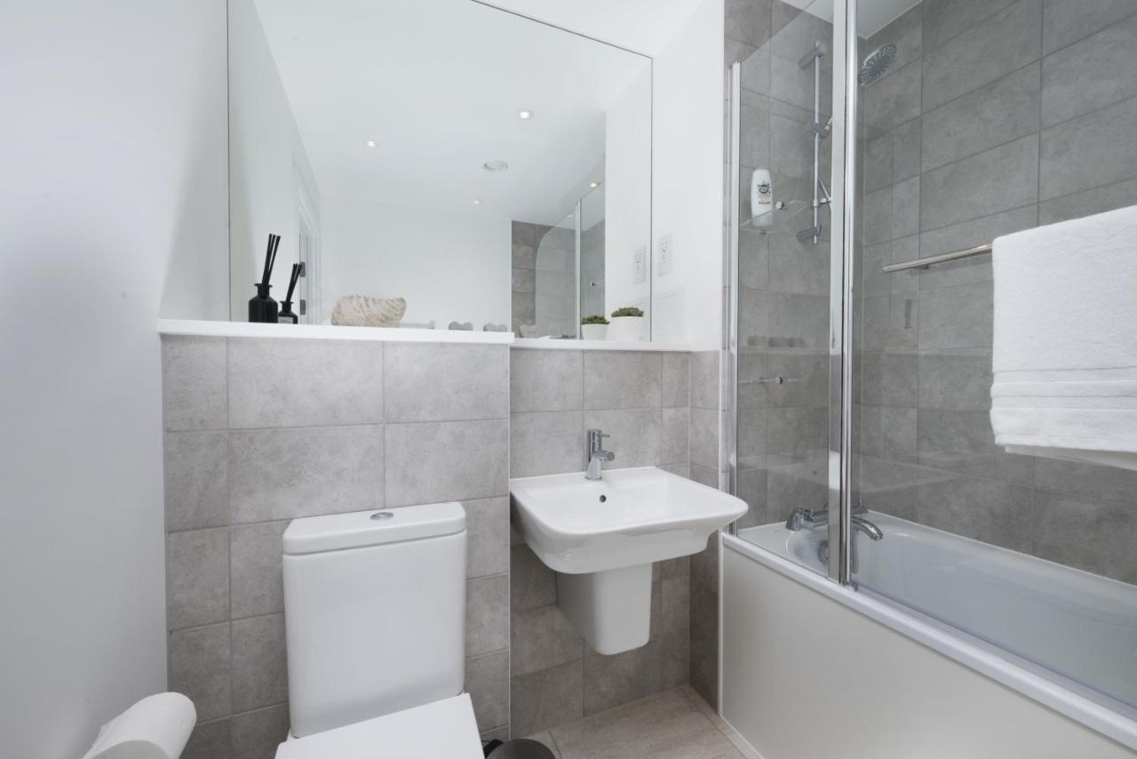 Modern Studios And Apartments At Barking Wharf In Лондон Екстер'єр фото